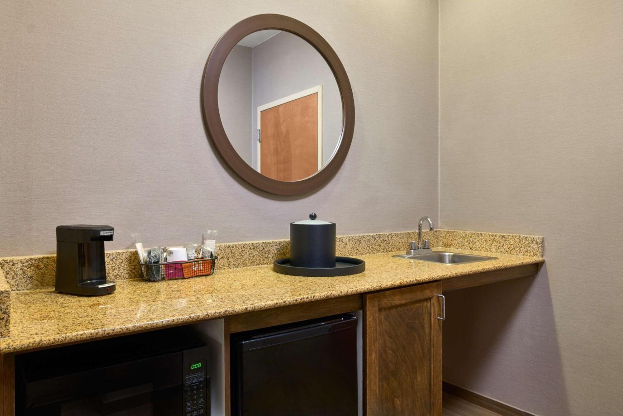 Hampton Inn & Suites Providence / Smithfield Exteriör bild