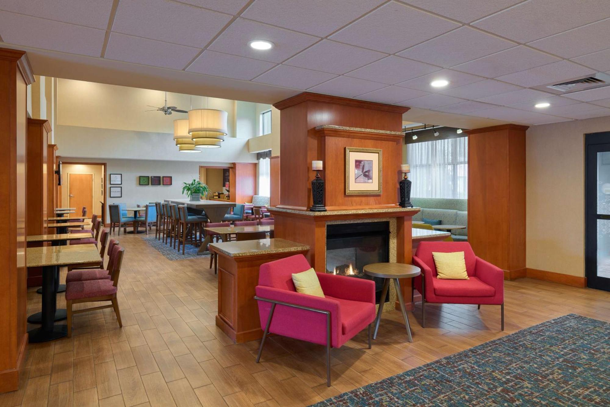 Hampton Inn & Suites Providence / Smithfield Exteriör bild